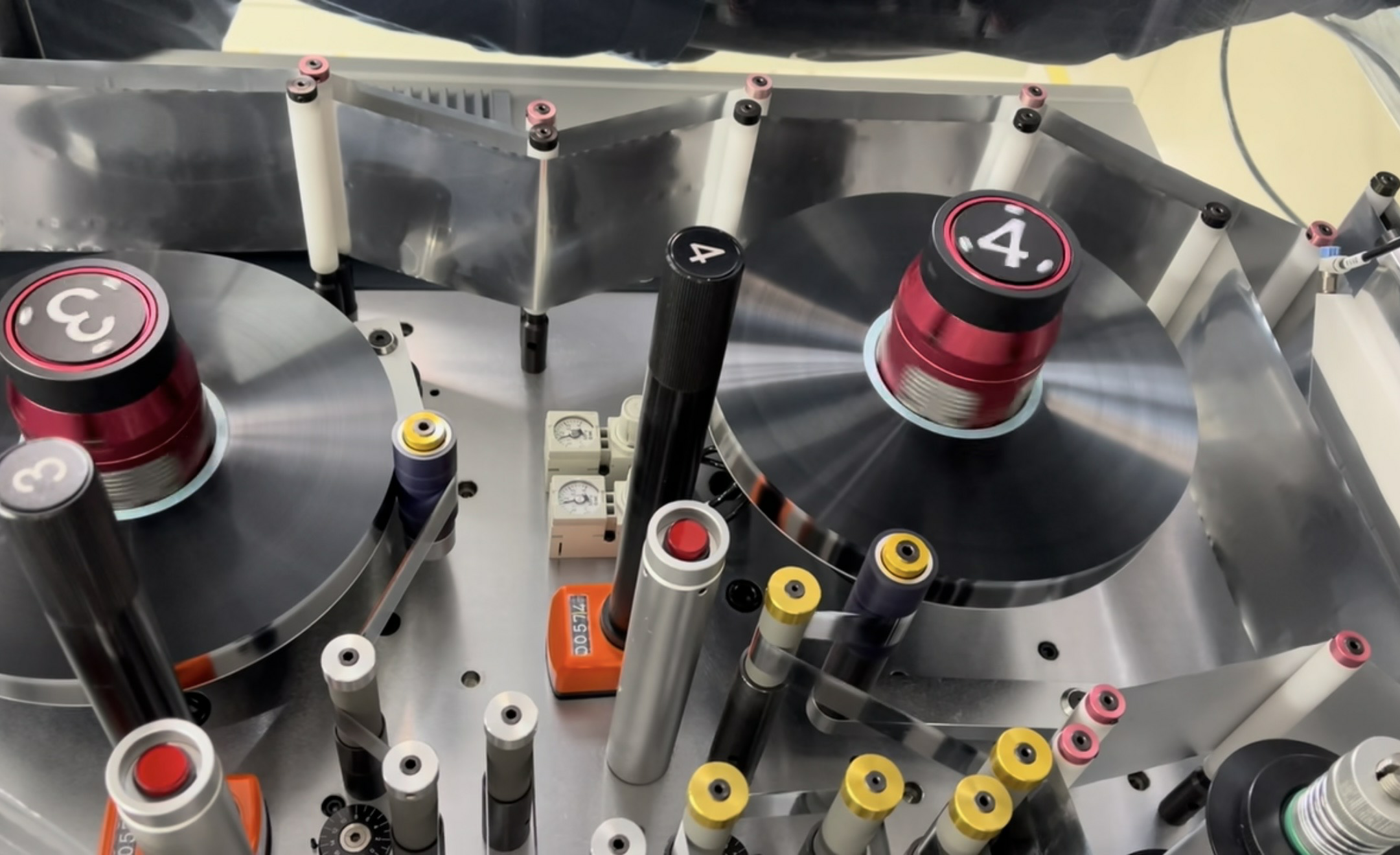 Werkende principes van condensator diëlektrische materialen en prestatie -optimalisatie